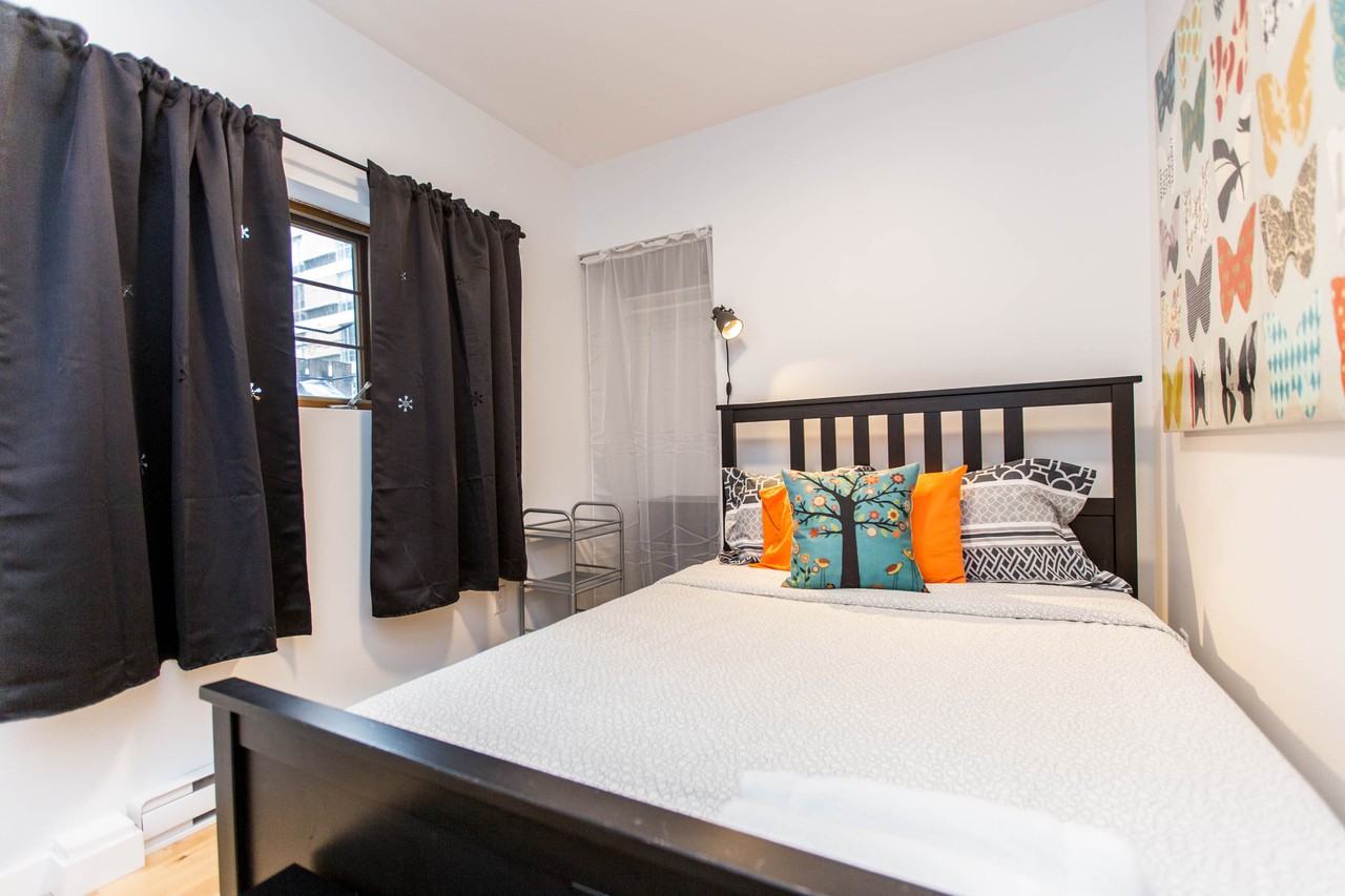 3419 Rue Hutchison #2 - Photo 7 of 12
