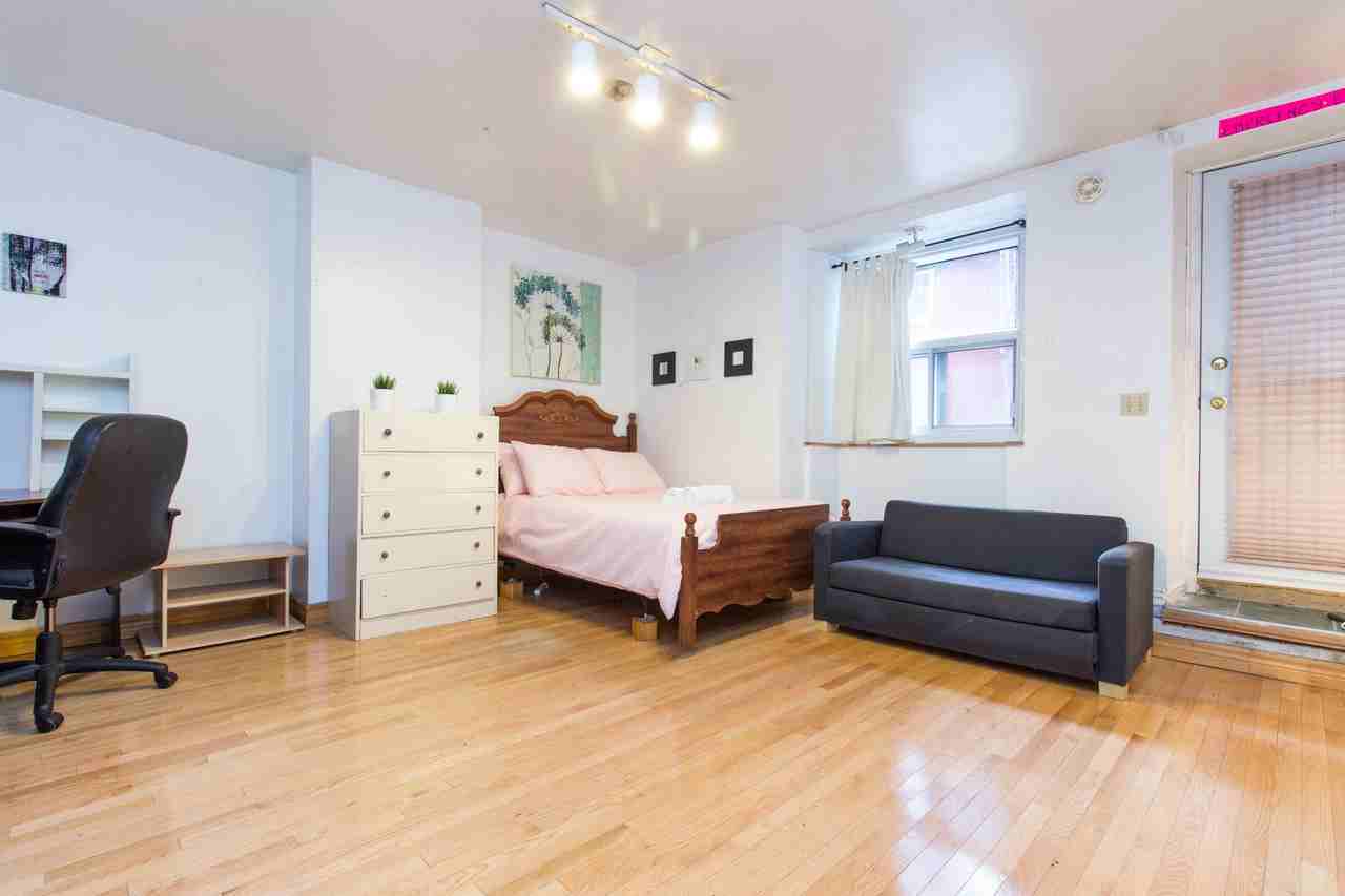 538 Rue Prince Arthur Ouest #B - Photo 5 of 13