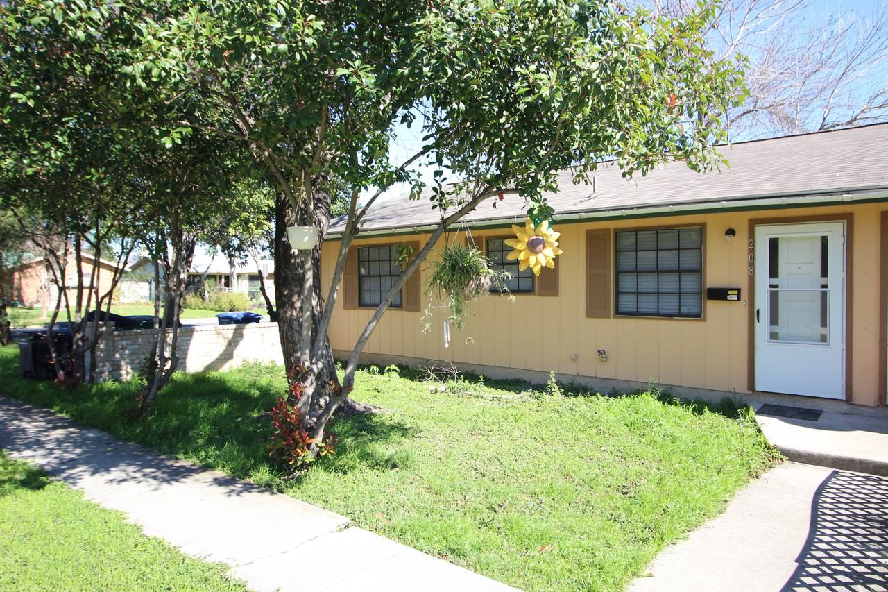 208 Bexar Dr - Photo 2 of 17