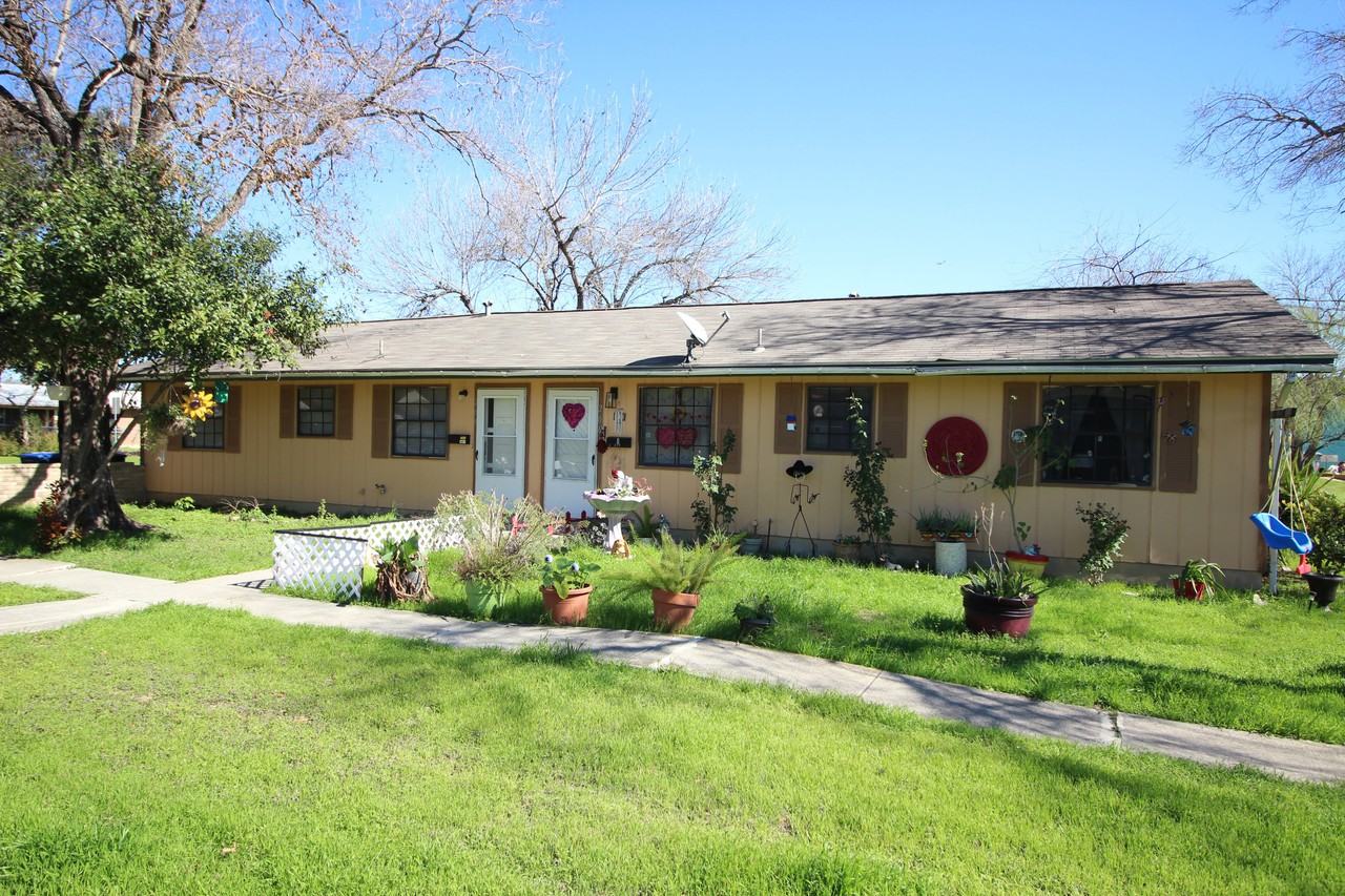 208 Bexar Dr - Photo 3 of 17