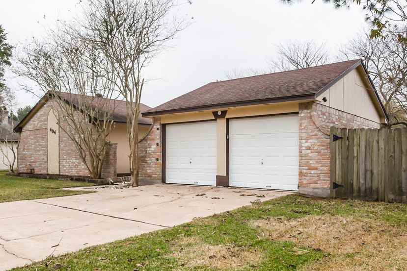 404 Broadmoor St - Photo 3 of 27