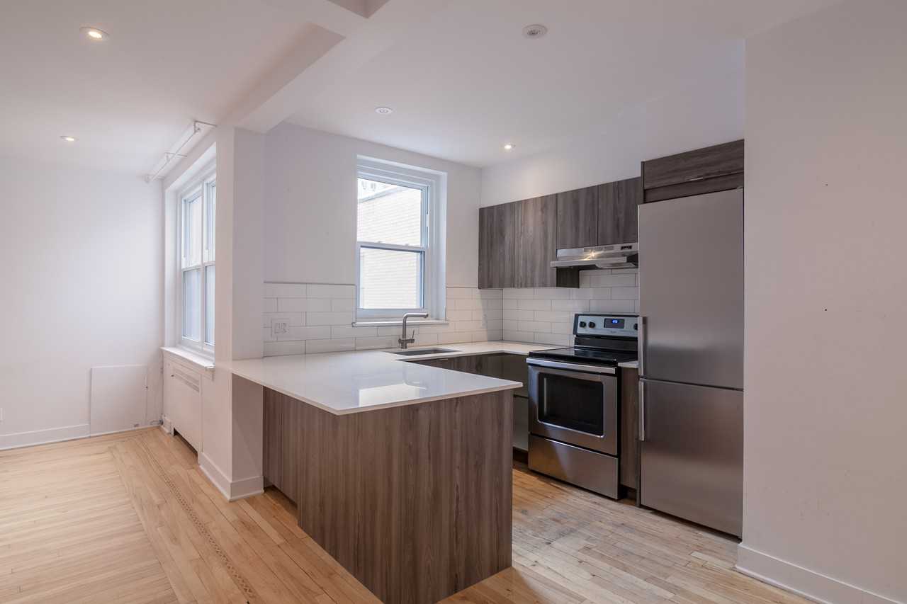 2105 Rue Chomedey - Photo 2 of 6