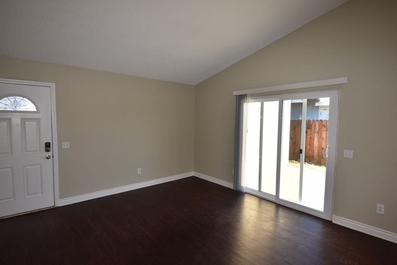 7340 Lydia Ave - Photo 3 of 14