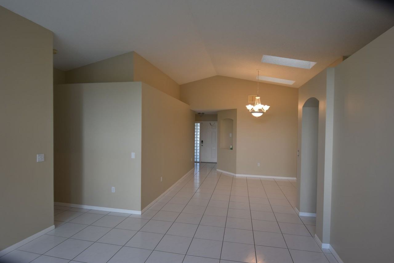 770 Nw 166th Ave - Photo 3 of 16