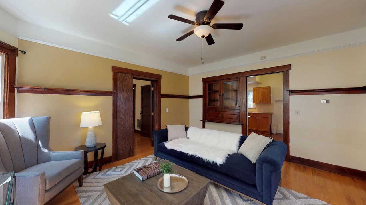 Spacious North Beacon Hill home with lovely backyard - Photo 5 of 26