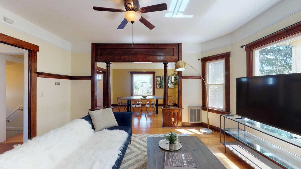 Spacious North Beacon Hill home with lovely backyard - Photo 4 of 26