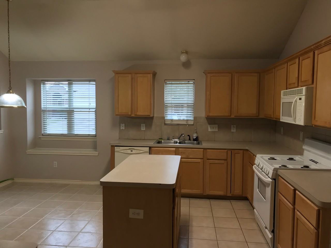 4527 Regal Dr - Photo 3 of 32