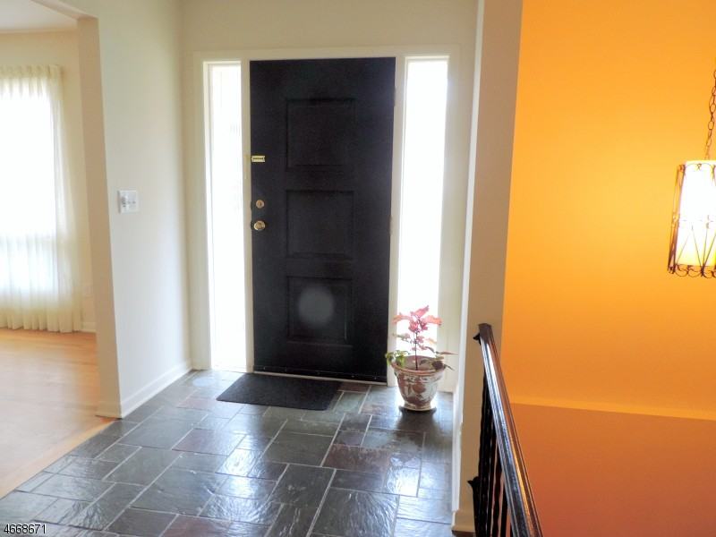 1061 Prospect Ave - Photo 3 of 18