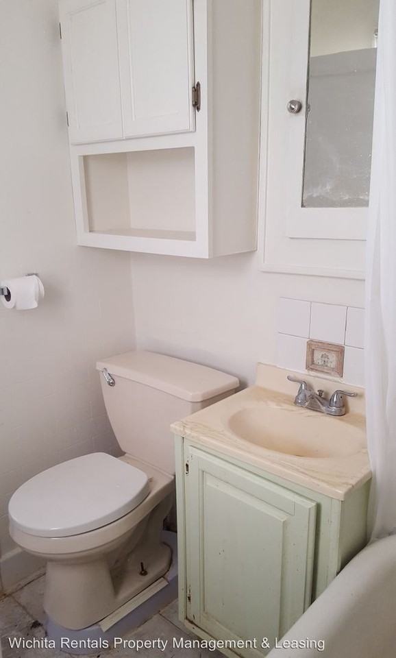 1102 W 17th - Photo 2 of 7