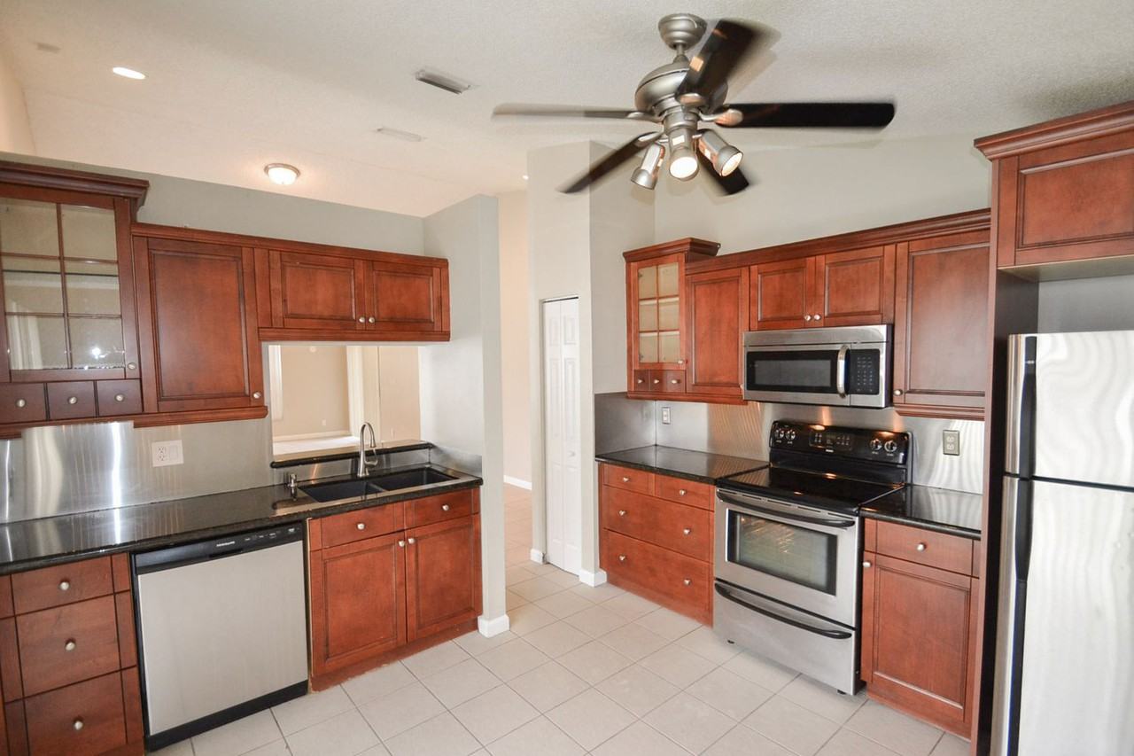 10985 Sw 11th Pl - Photo 2 of 14