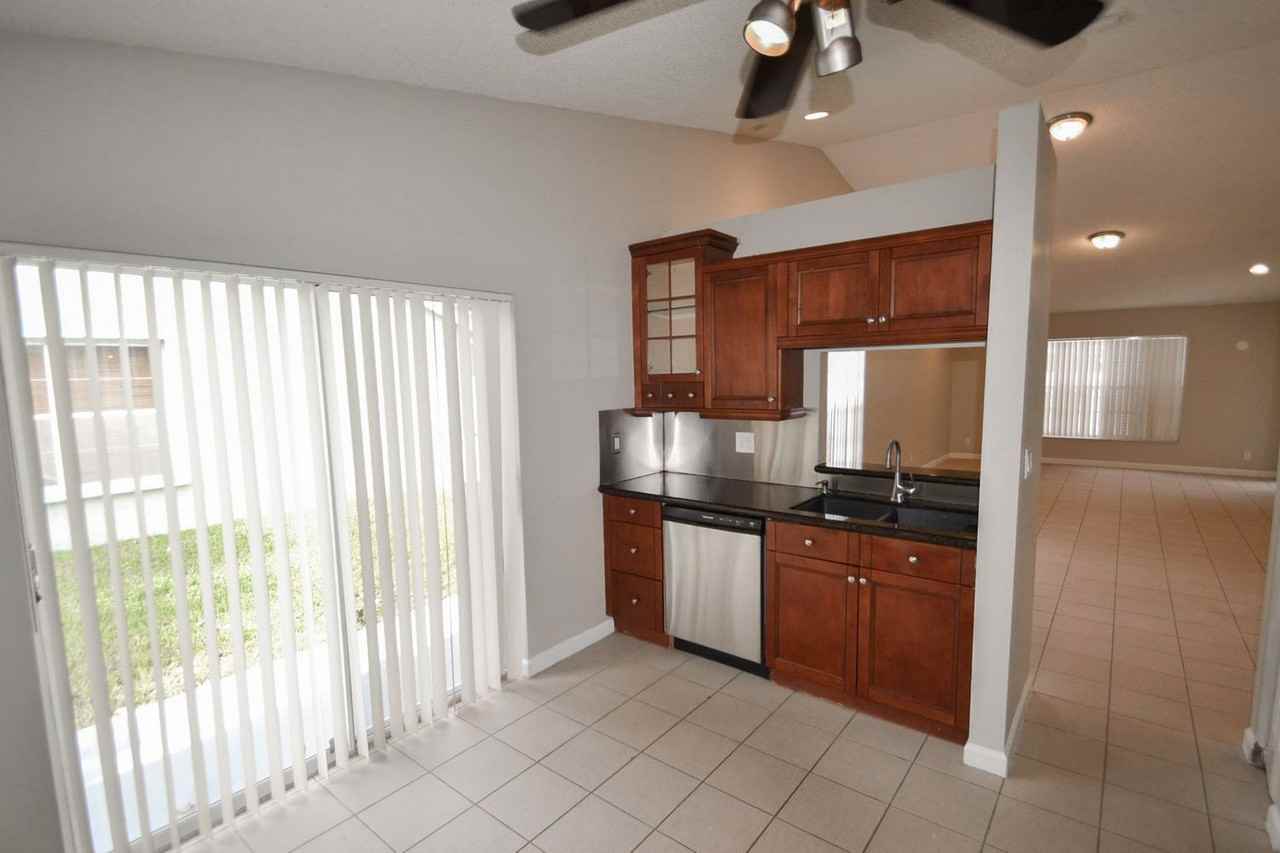 10985 Sw 11th Pl - Photo 3 of 14