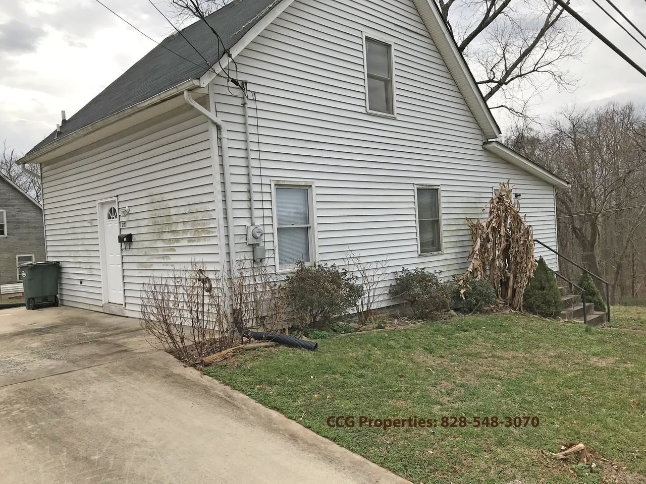 201 Martha Dr - Photo 2 of 10