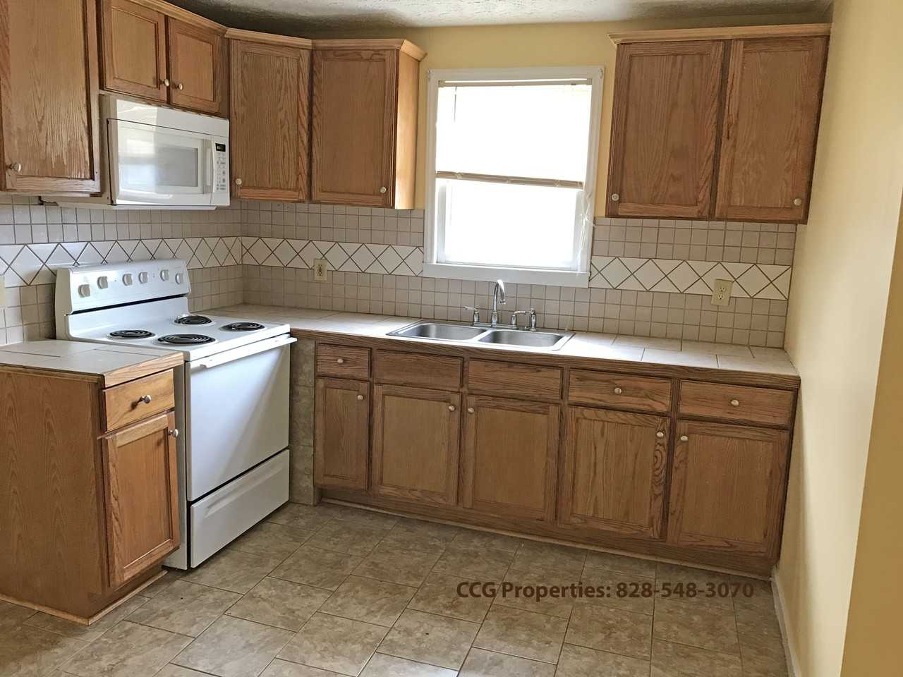 201 Martha Dr - Photo 3 of 10