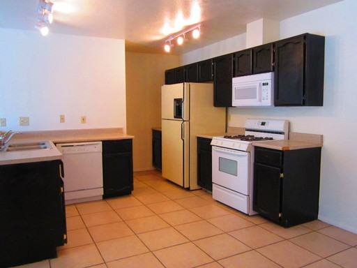 1725 W Elm St - Photo 2 of 9