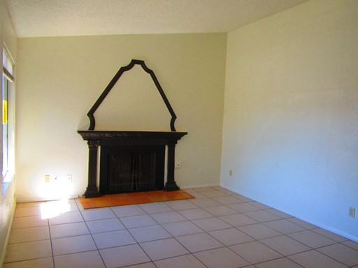 1725 W Elm St - Photo 3 of 9