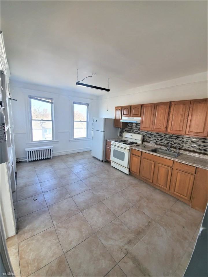 579 S 12th St - Photo 2 of 9