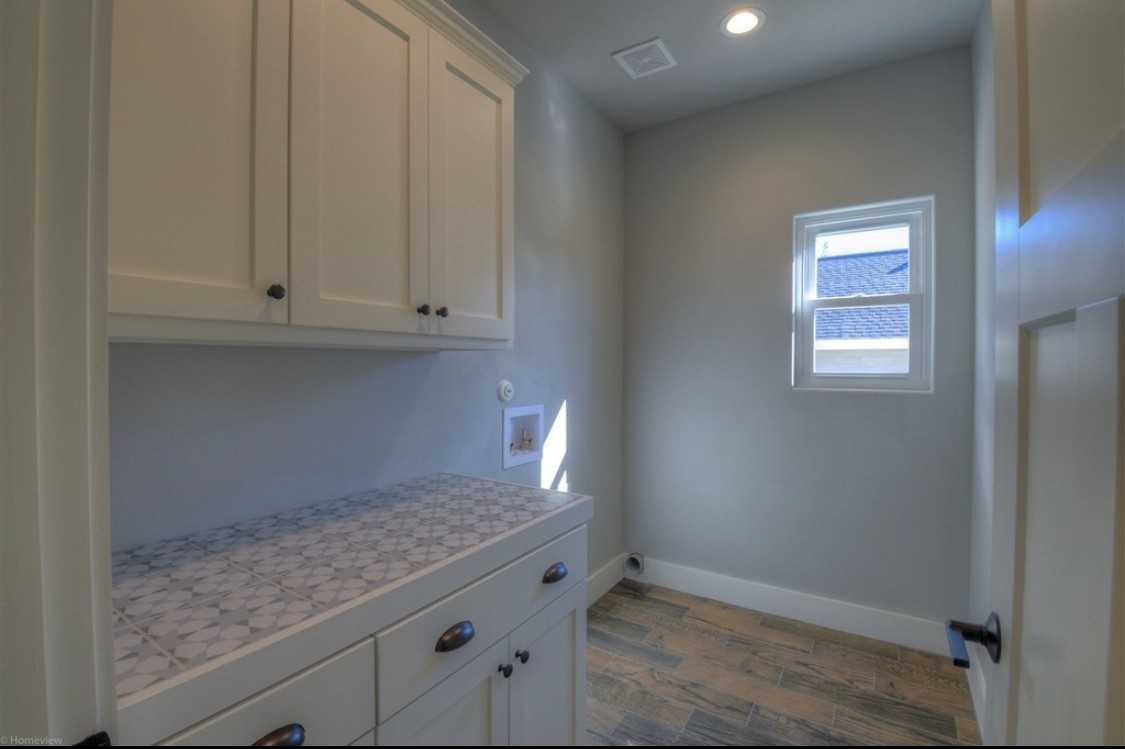 403 Knights Row - Photo 2 of 13