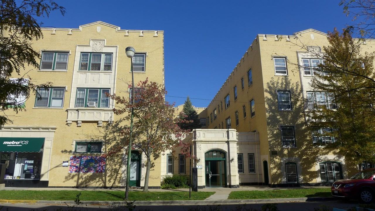 3955 N. Lamon Apartments for Rent in Portage Park, Chicago  