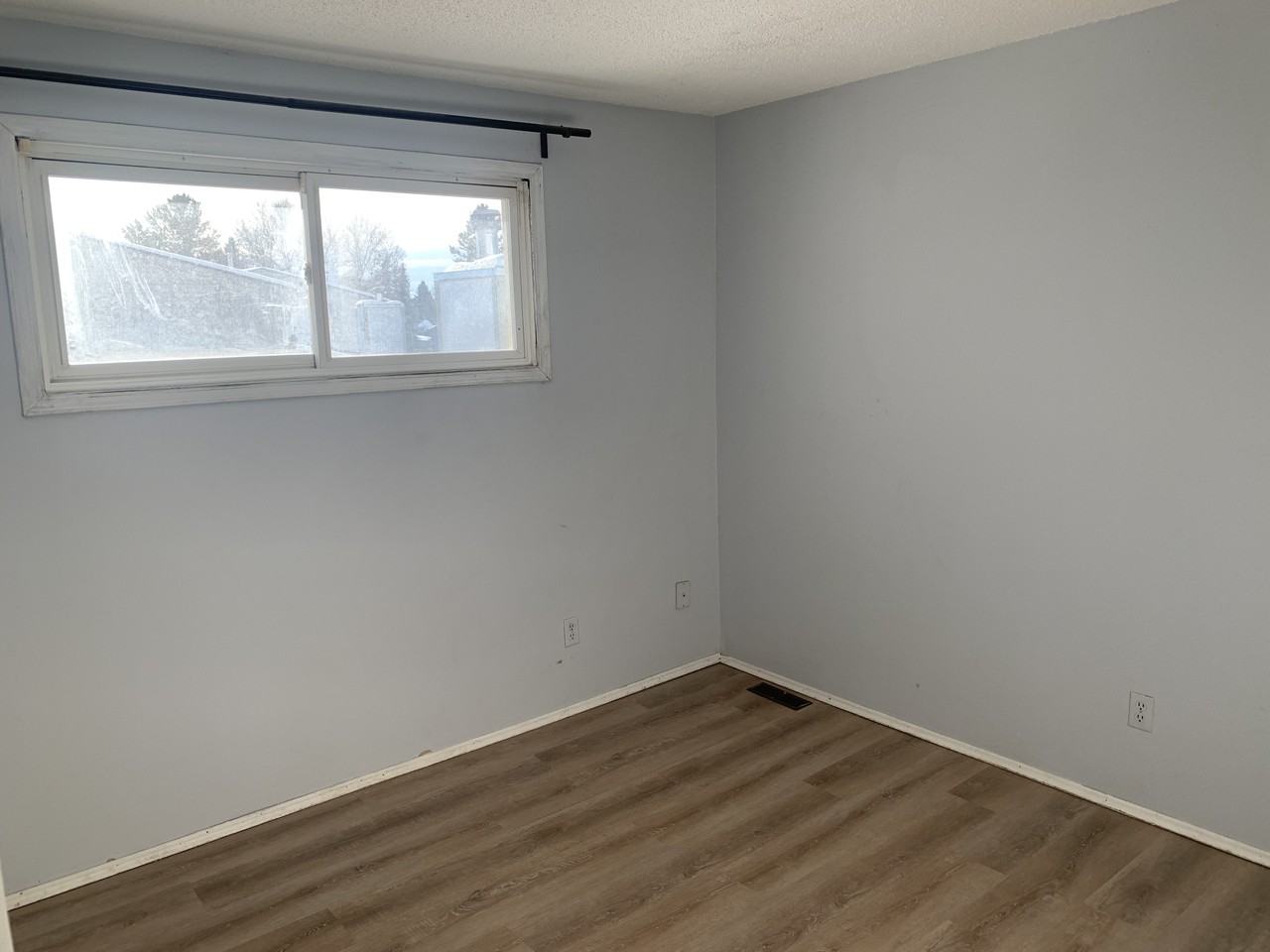 1202 Knottwood Road East - Photo 3 of 11