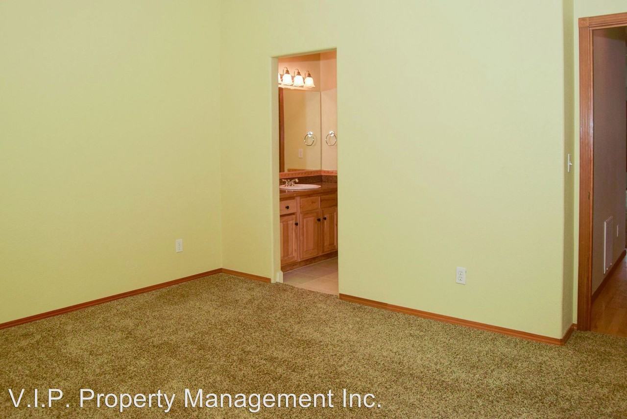 1333 Ne Market Dr - Photo 3 of 36