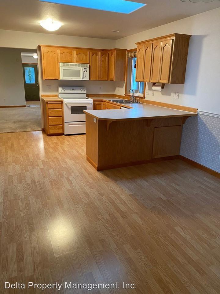 6032 52nd Ave Ne - Photo 2 of 13