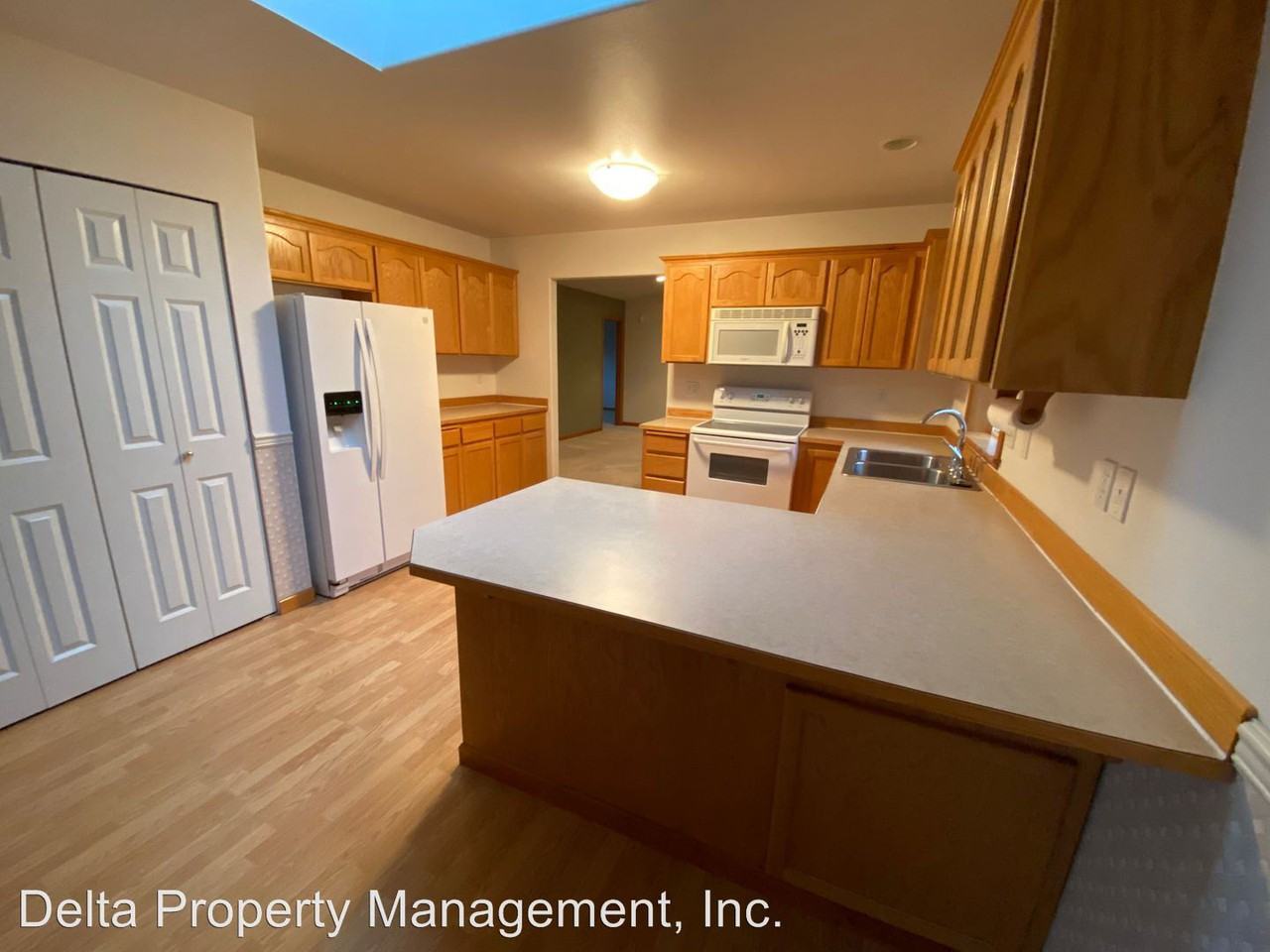 6032 52nd Ave Ne - Photo 3 of 13