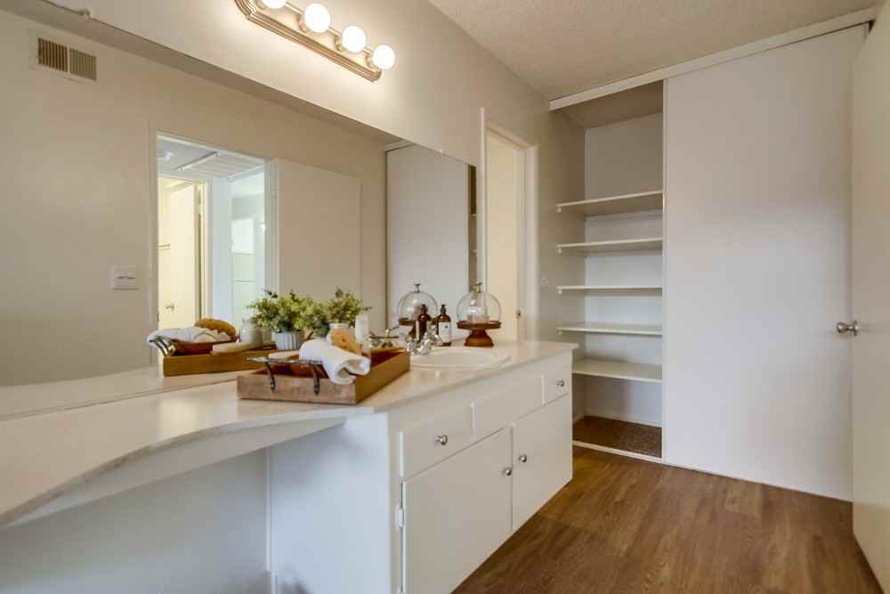 Villa Capri Apartments - Photo 4 of 11