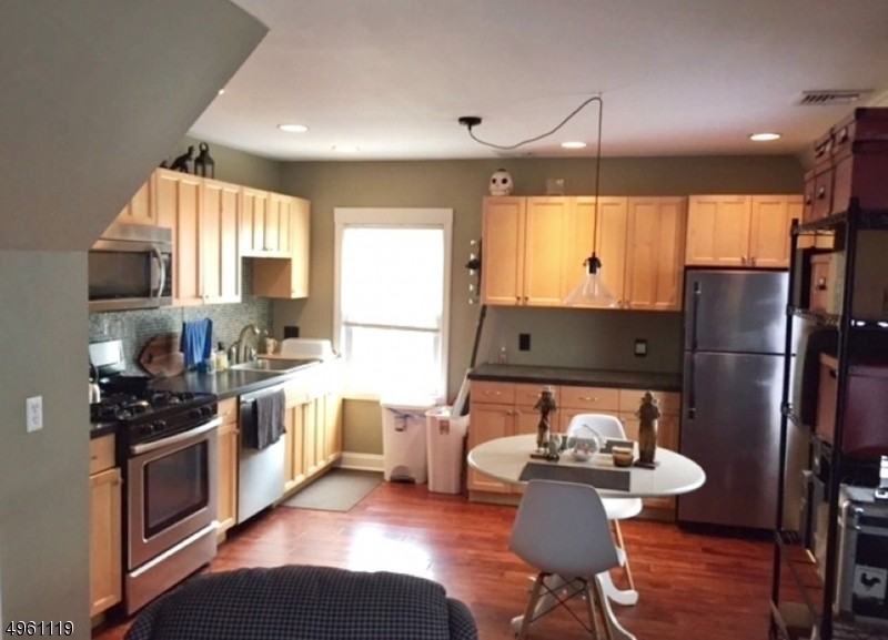 551 Trinity Pl - Photo 2 of 7