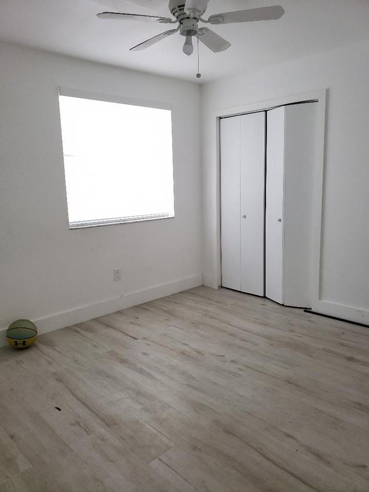 lake shore - Photo 2 of 15