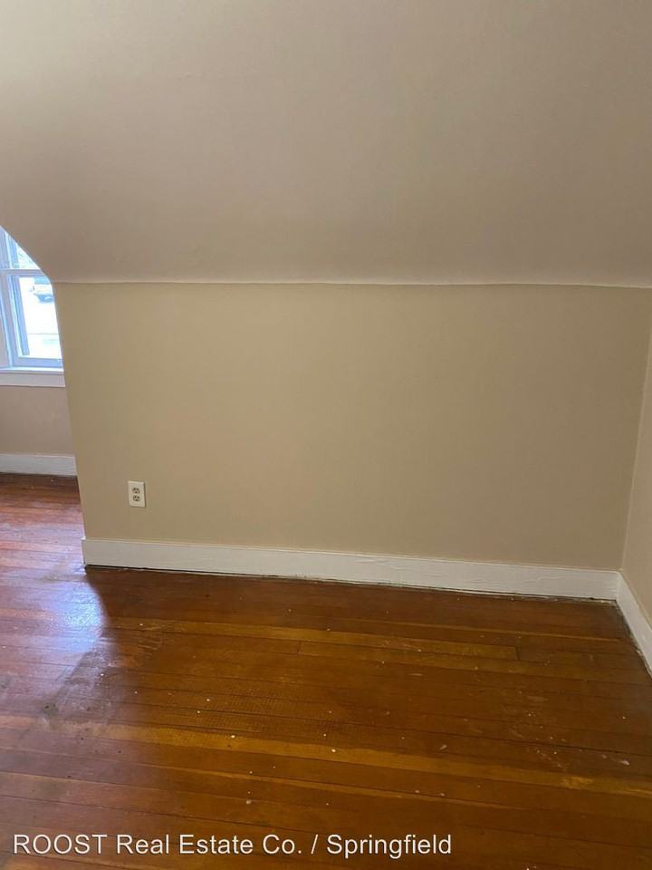 2011 S Limestone St - Photo 3 of 12