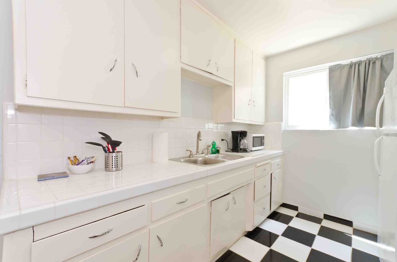 Furnished 2 and 3 Bedroom Apartments Short Term & Month to Month - Photo 2 of 34