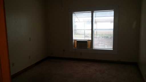 303 S Oak St - Photo 3 of 9