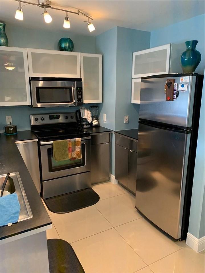 2252 Hope Street - Photo 2 of 18