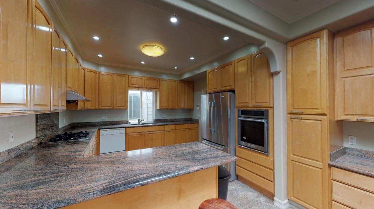 Stunning Richmond home with rooftop deck - Photo 4 of 16