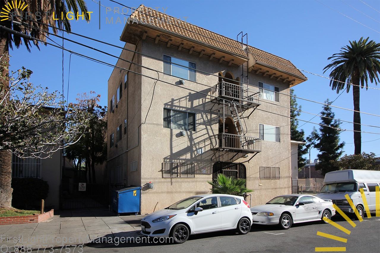 647 W. 18th Street - 302 - Photo 2 of 6