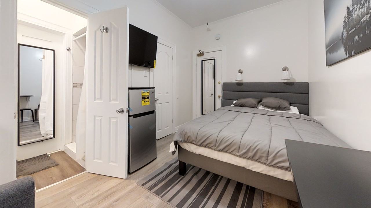 647 W. 18th Street - 302 - Photo 3 of 6