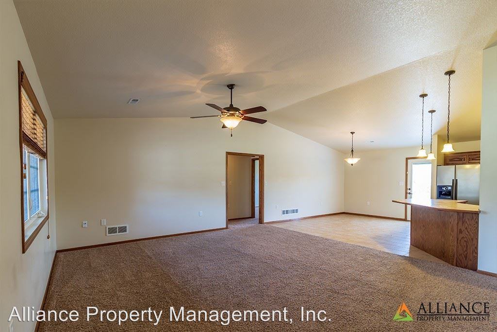 420 Stone Grove - Photo 2 of 20