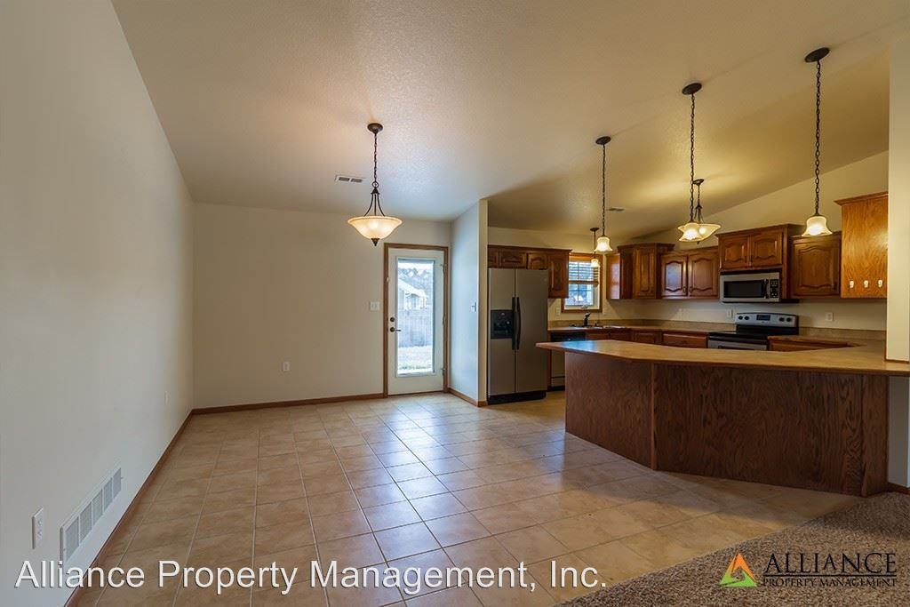 420 Stone Grove - Photo 3 of 20