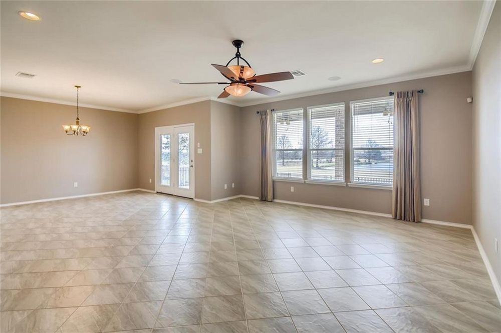 31316 Kingsway Rd - Photo 2 of 11