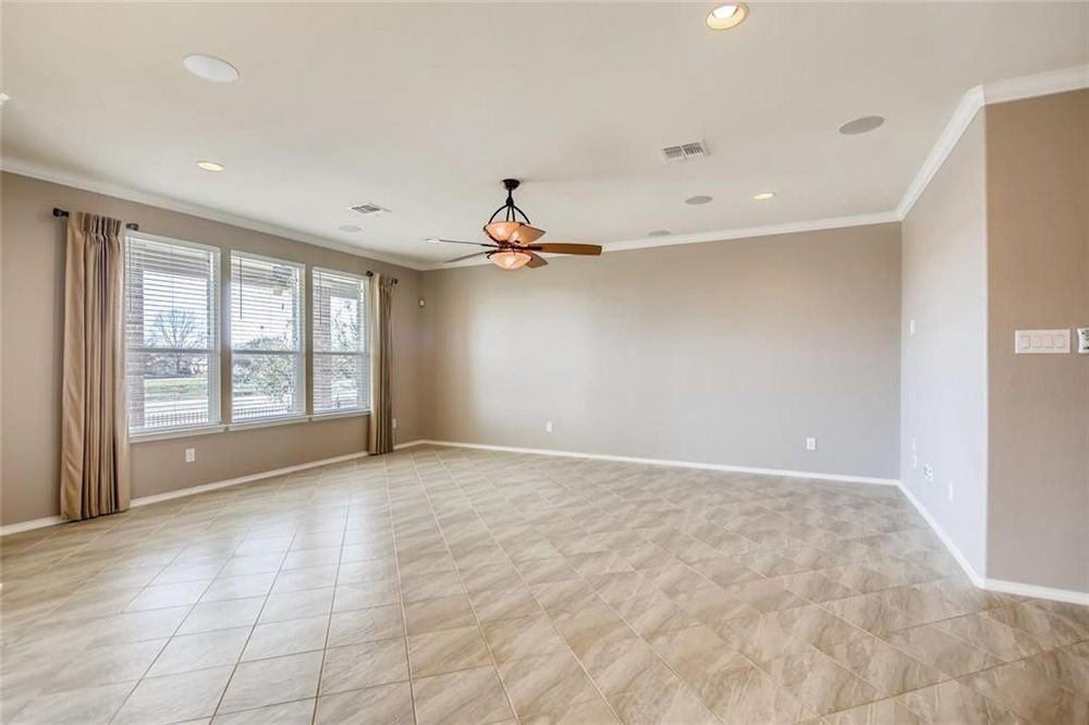 31316 Kingsway Rd - Photo 3 of 11