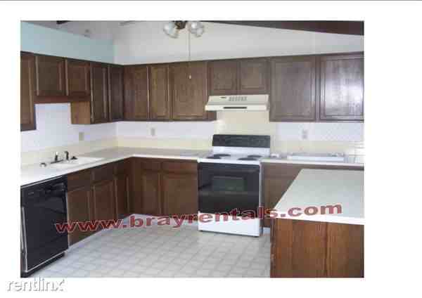 272 N Peach St - Photo 2 of 6