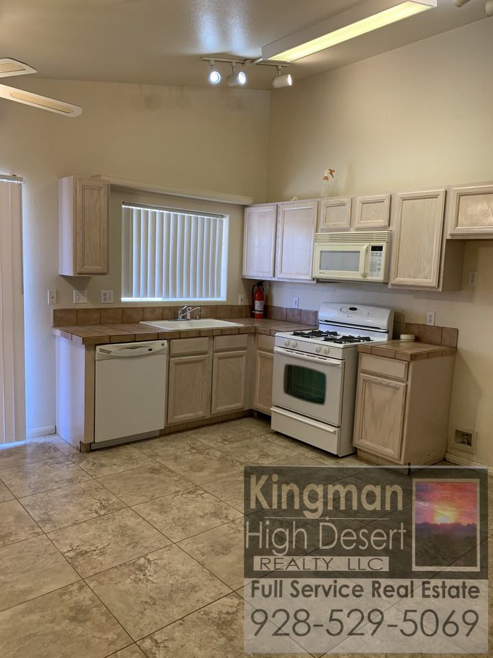 1953 Davis Avenue - Photo 3 of 7