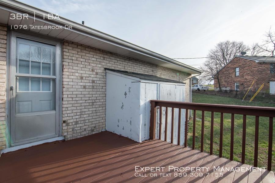 1076 Tatesbrook Dr - Photo 2 of 10