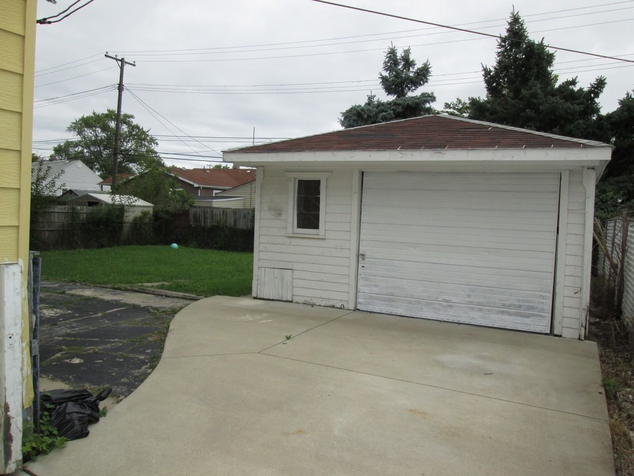 13715 Helen St - Photo 2 of 12
