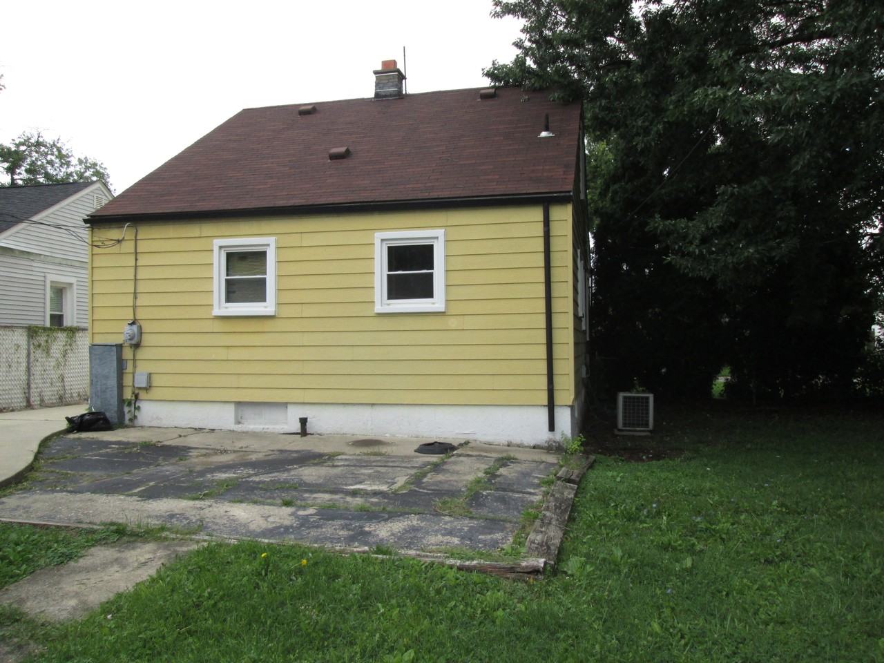 13715 Helen St - Photo 3 of 12