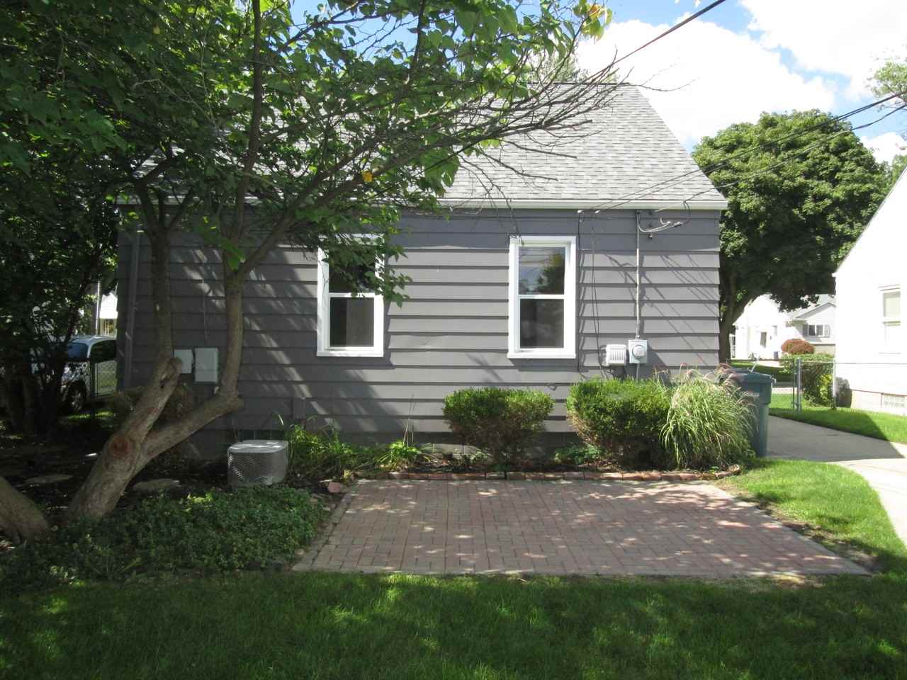 2745 Geneva St - Photo 3 of 13