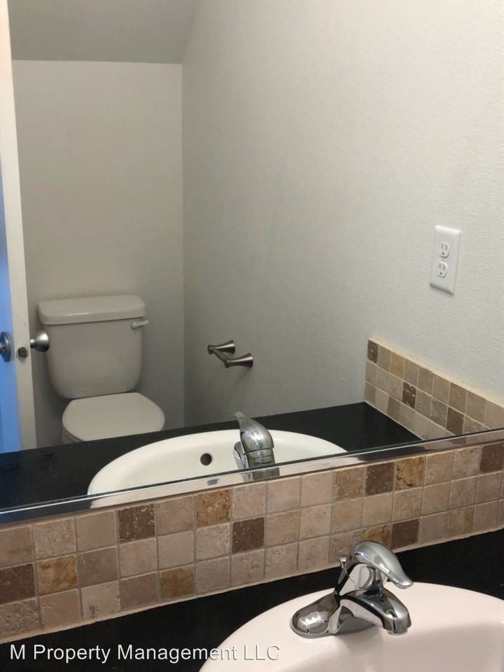 306 F St NE A-D - Photo 3 of 12