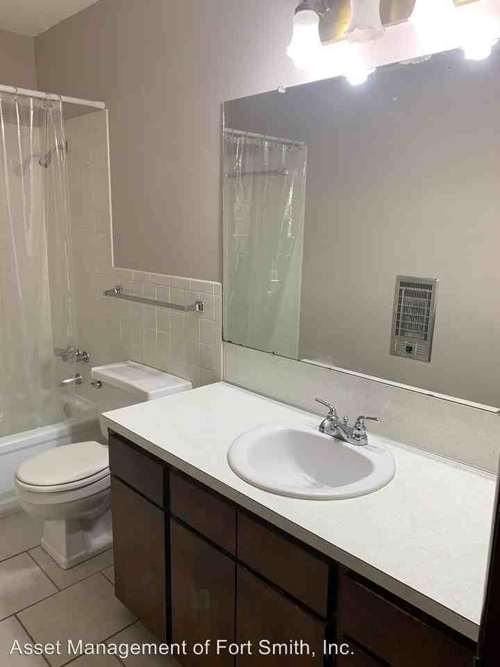 1017 S 22nd - Photo 3 of 11