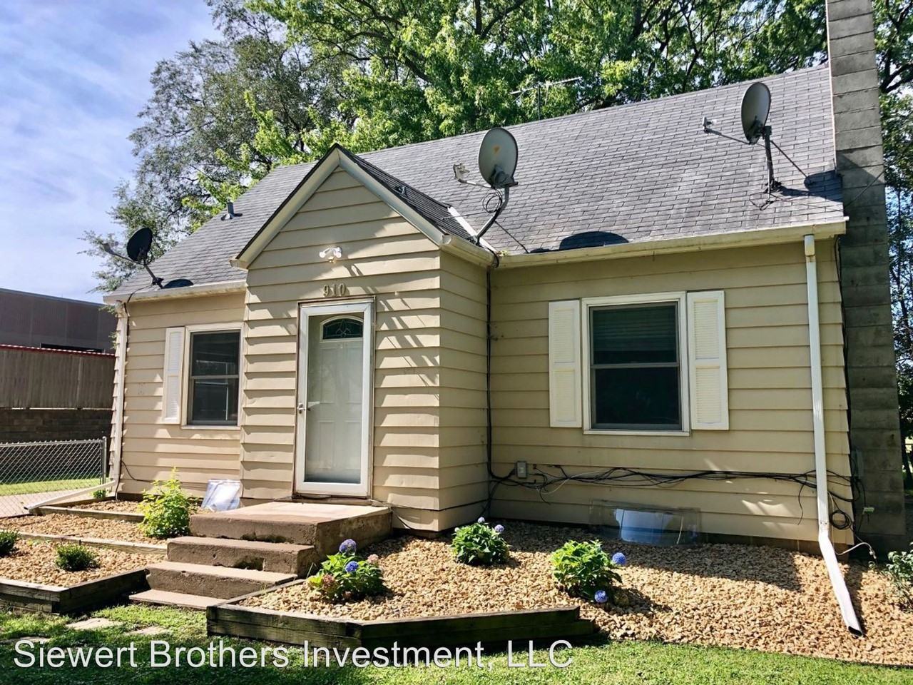 910 W 9th Street - Photo 2 of 18
