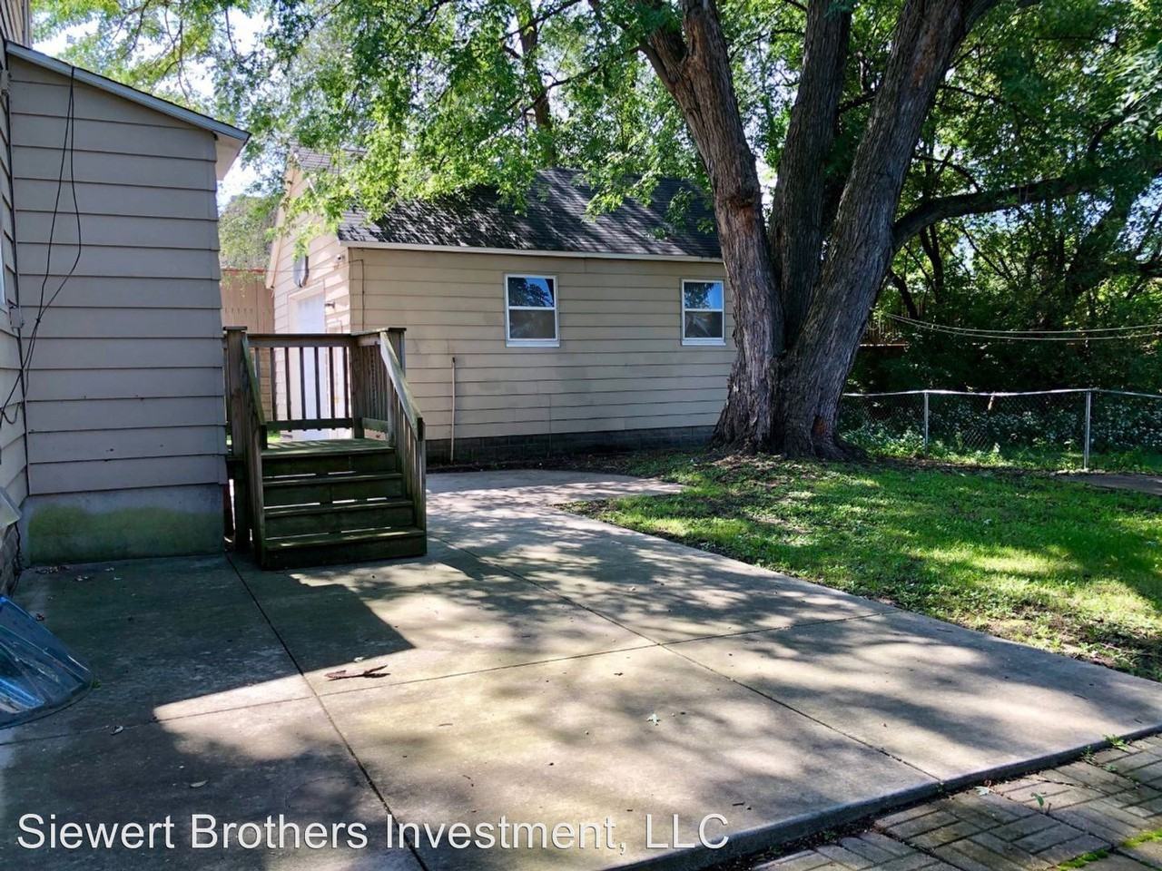 910 W 9th Street - Photo 3 of 18
